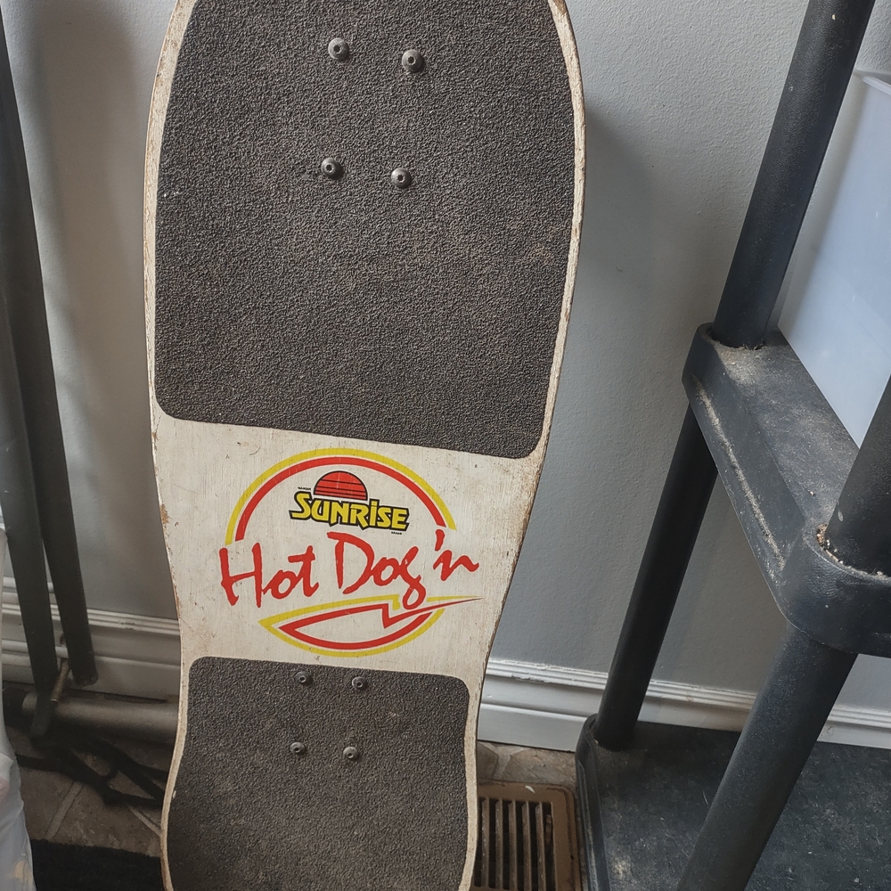 Hot Dog'n Skateboard - Black and White